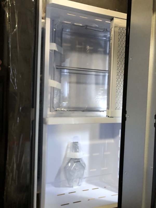 Photo 5 of Bespoke 4-Door French Door Refrigerator (23 cu. ft.) with Customizable Door Panel Colors and Beverage Center™