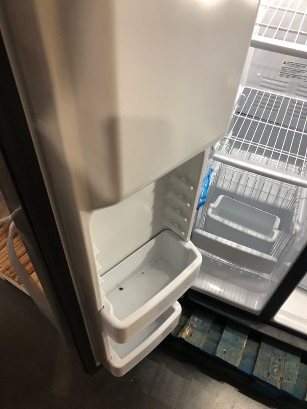 Photo 4 of GE 25.3-cu ft Side-by-Side Refrigerator with Ice Maker (Stainless Steel) 32" x 36" x 70"