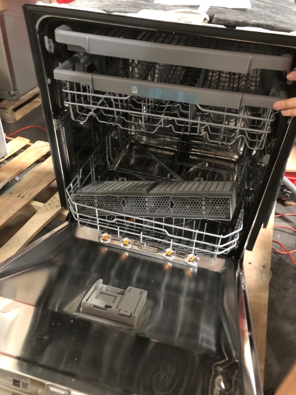 Photo 6 of LG QuadWash Top Control 24-in Built-In Dishwasher With Third Rack (Printproof Stainless Steel) ENERGY STAR, 46-dBA