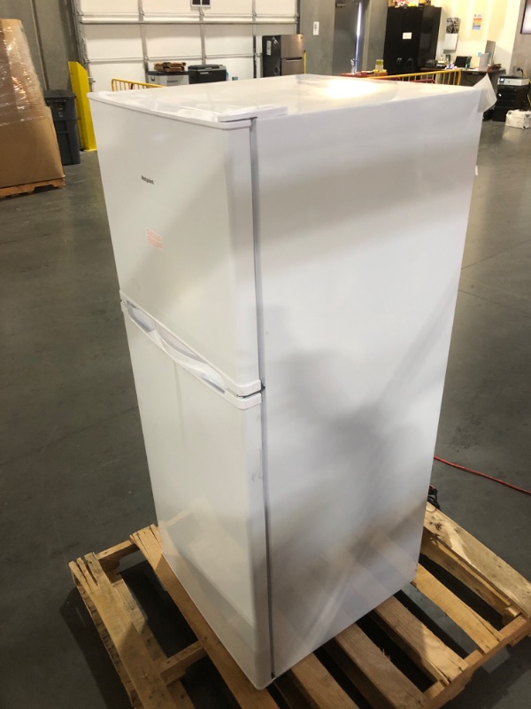 Photo 2 of *DAMAGED* Hotpoint 9.7-cu ft Top-Freezer Refrigerator (White