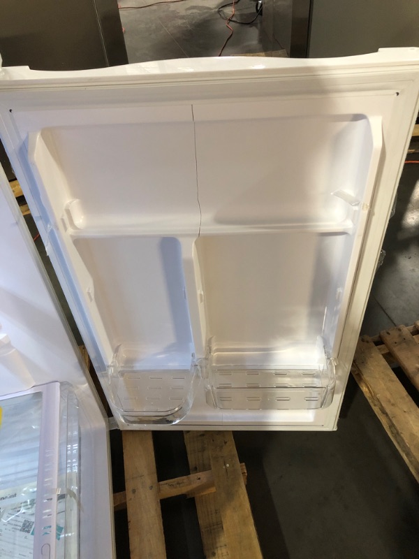 Photo 4 of *DAMAGED* Hotpoint 9.7-cu ft Top-Freezer Refrigerator (White