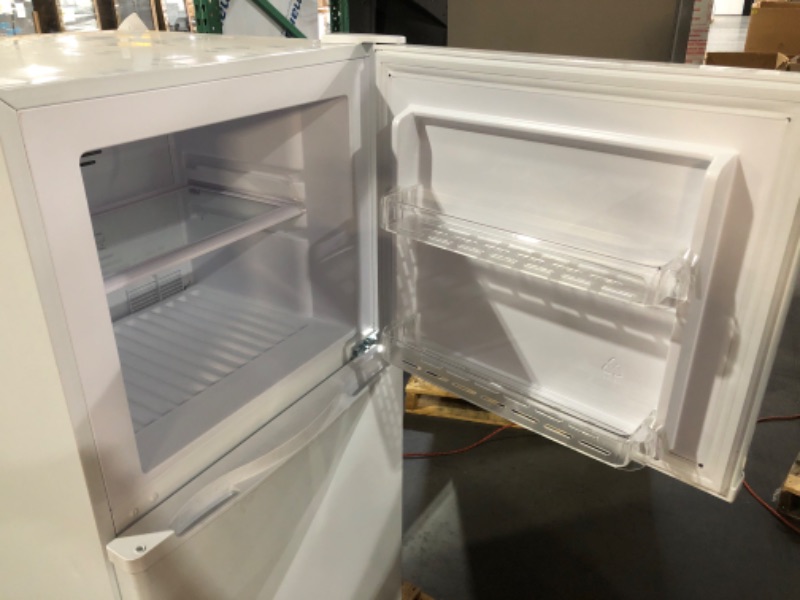 Photo 3 of *DAMAGED* Hotpoint 9.7-cu ft Top-Freezer Refrigerator (White