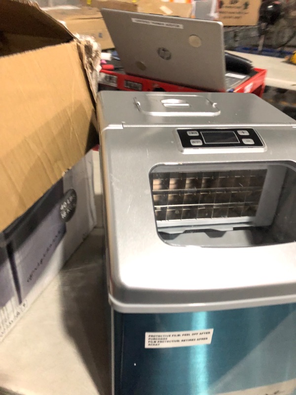 Photo 4 of (USED AND FOR PARTS ONLY) Frigidaire 40 lbs Countertop Clear Square Ice Maker - Stainless Steel