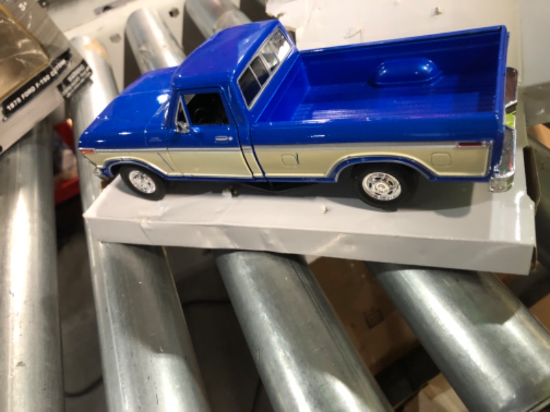 Photo 7 of 1979 Ford F-150 Pickup Truck Blue 1/24 Diecast Model Car by Motormax **SCRATCHED**
