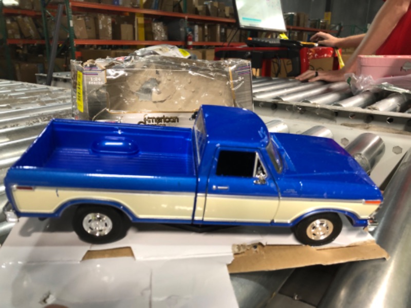 Photo 2 of 1979 Ford F-150 Pickup Truck Blue 1/24 Diecast Model Car by Motormax **SCRATCHED**
