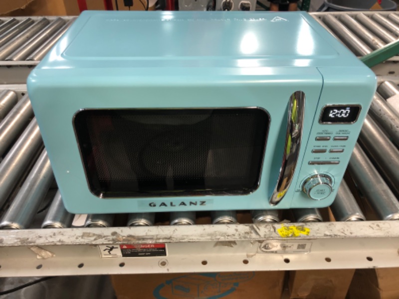 Photo 2 of 0.9 cu. ft. 900-Watt Retro Countertop Microwave in Blue **POWERS ON**  **LOOKS NEW**