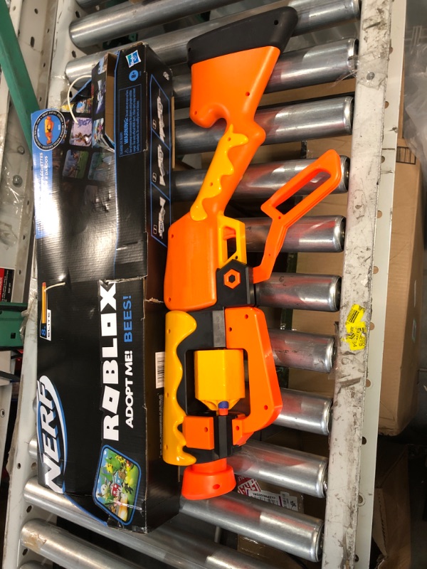 Photo 3 of NERF Roblox Adopt Me!: Bees! Lever Action Dart Blaster