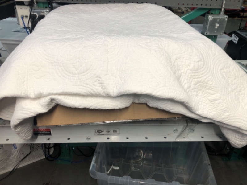 Photo 4 of (used) Cozy Line Home Fashions Victorian Medallion Solid White Embossed 100% Cotton Bedding Quilt (Blantyre - White, Oversized King - 3 Piece)
