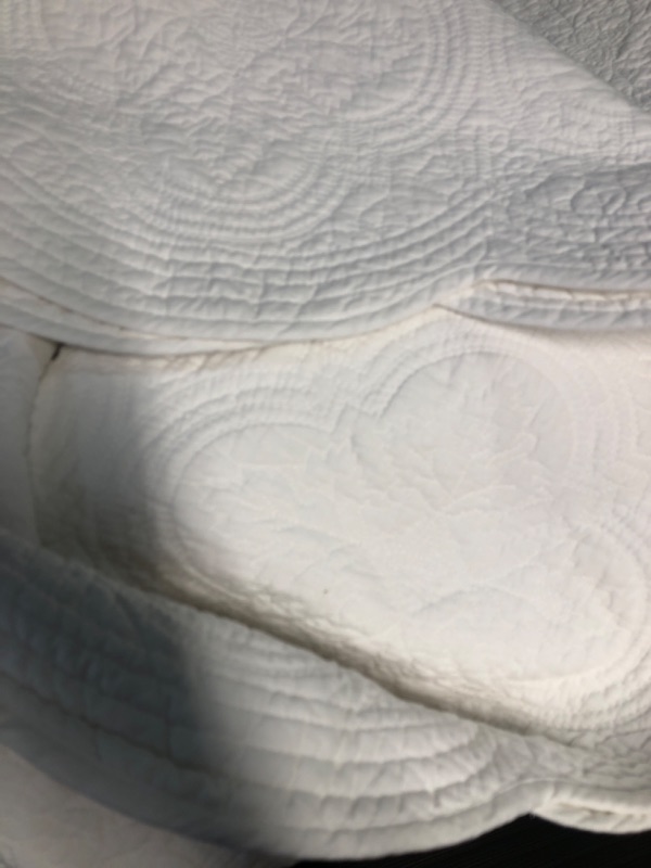 Photo 5 of (used) Cozy Line Home Fashions Victorian Medallion Solid White Embossed 100% Cotton Bedding Quilt (Blantyre - White, Oversized King - 3 Piece)