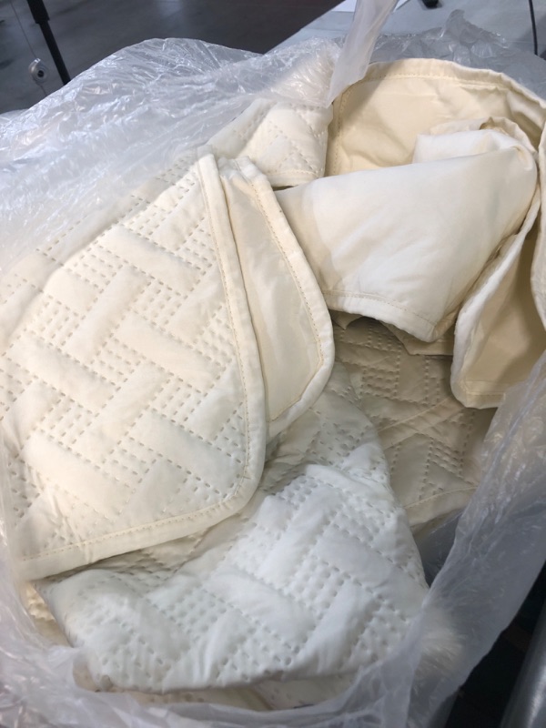 Photo 2 of *USED* 
Ivory Comforter Set Queen