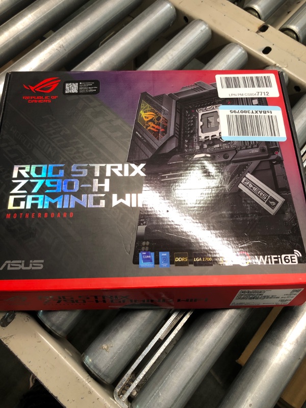 Photo 2 of ASUS ROG STRIX Z790-H Gaming (WiFi 6E)LGA 1700(Intel®12&13th Gen)ATX gaming motherboard(DDR5 -7800 MT/s, PCIe 5.0 x16 with Q-Release,4xPCIe 4.0 M.2 slots,USB 3.2 Gen 2x2 Type-C®,front-panel connector)