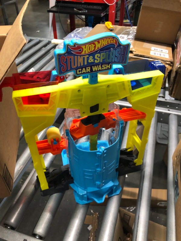 Photo 1 of Hot Wheels Mattel Stunt & Splash Car Wash Playset

