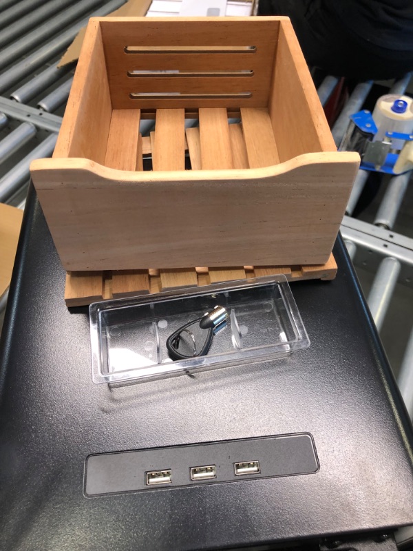 Photo 1 of Bcg-08A 8L 100counts Cigars Custom Household Mini Cigar Humidor Cooler, Cigar Humidors Manufacturer USB Ports. with Lock and Key
