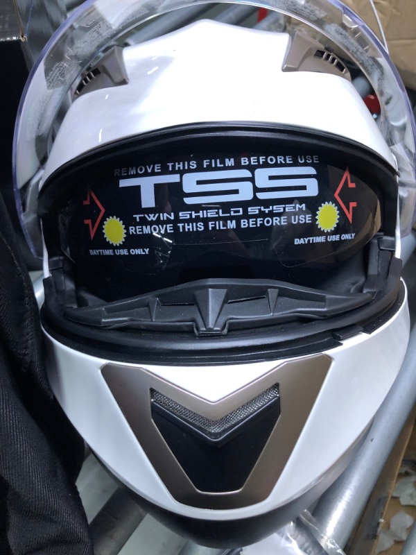 Photo 1 of Milwaukee Helmets MPH9807DOT 'Ionized' Gloss White Advanced Motorcycle Modular Helmet for Men and Women Biker w/ Drop Down Visor Medium White