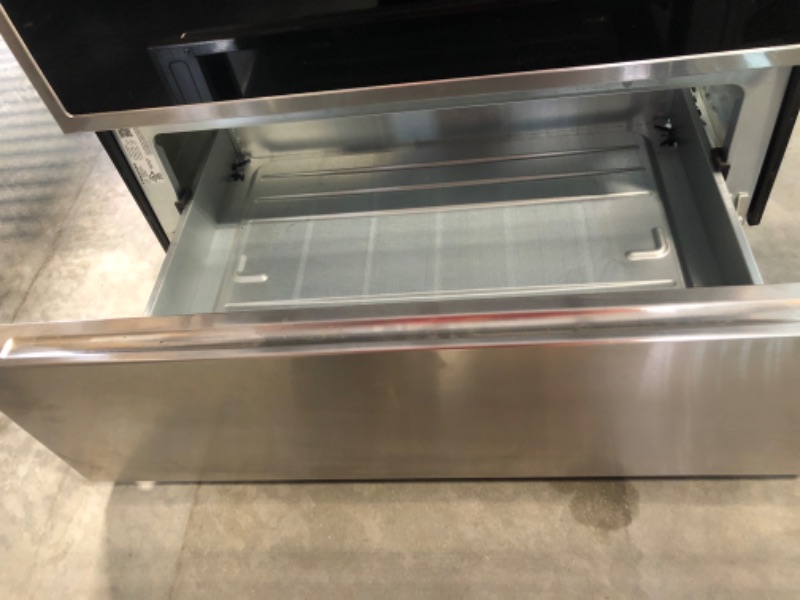 Photo 9 of Hisense 30-in Smooth Surface 5 Elements 5.8-cu ft Self-Cleaning Air Fry Convection Oven Freestanding Electric Range (Stainless Steel) ( Model #HBE3501CPS )