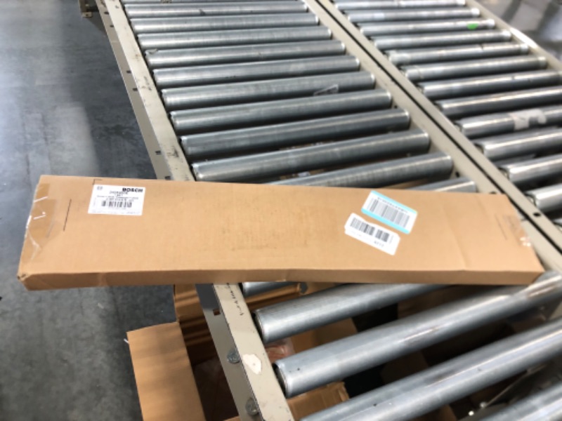 Photo 1 of Bosch ICON Wiper Blades 24OE20OE (Set of 2) Fits Land Rover: 15-08 LR2, Lincoln: 19-17 Continental, Mercury: 09-08 Sable, Porsche: 15-18 Macan +More, Up to 40% Longer Life, Frustration Free Packaging 24OE and 20OE Frustration Free Combo Wiper Blades