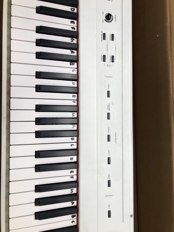 Photo 6 of Alesis Recital – 88 Key Digital Piano Keyboard with Semi Weighted Keys, 5 Voices, Piano Lessons, M-Audio Sustain Pedal and HDH40 White Piano + Sustain Pedal + Headphones

no cables/ unable to test