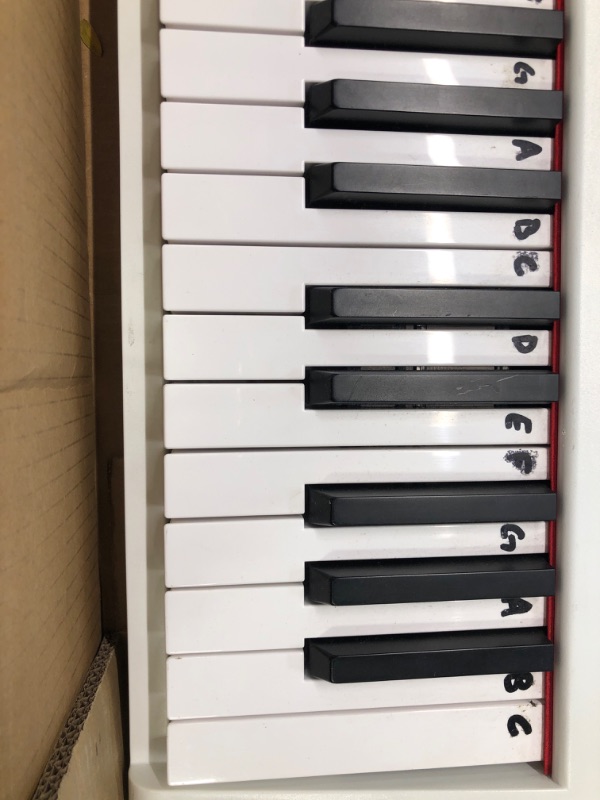 Photo 5 of Alesis Recital – 88 Key Digital Piano Keyboard with Semi Weighted Keys, 5 Voices, Piano Lessons, M-Audio Sustain Pedal and HDH40 White Piano + Sustain Pedal + Headphones

no cables/ unable to test