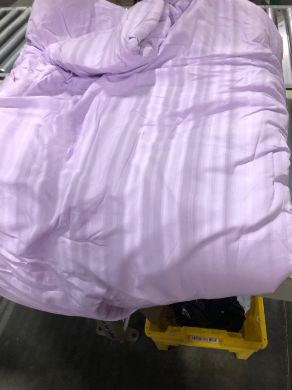 Photo 3 of ROSGONIA Lavender Comforter Set Queen- 3pcs (1 Lilac Comforter & 2 Pillowcases) Light Purple Orchid Queen Comforter Set for Women and Girls- Reversible Soft Warm Lightweight Comforter for All Season Queen Comforter 90"x90" Lavender***APPEARS NEW**