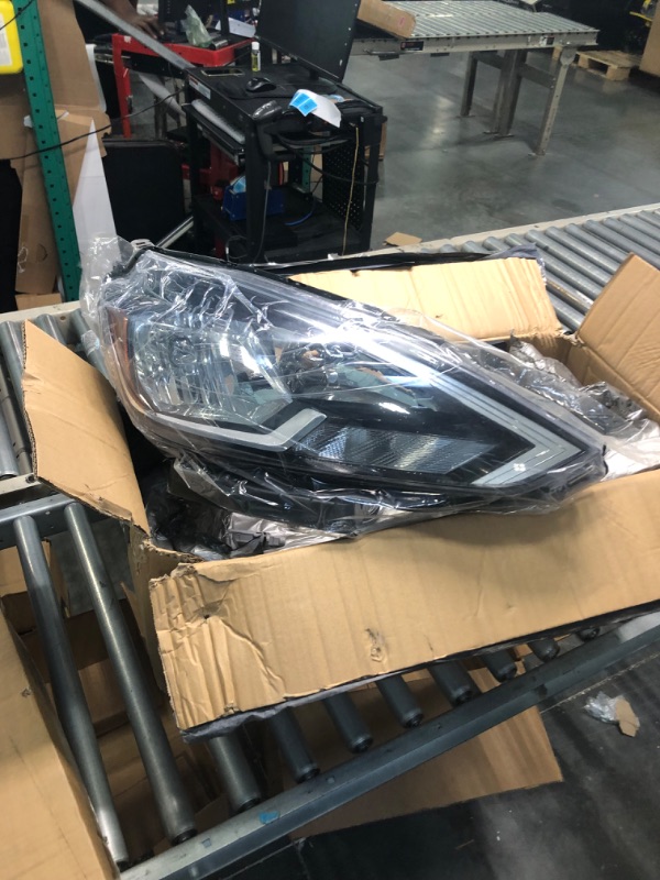 Photo 1 of Huray Headlight Assembly Fit for 2016-2019 Nissan Sentra 4-Door Sedan [Halogen Type] Passenger Side (Right) Passenger Side (RH)