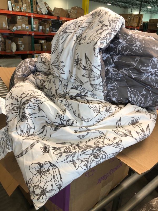 Photo 3 of 3PCS Comforter Set Floral Comforter Set Bedding Set White Flower Printing on Gray Comforter with 2 Pillow Cases for All Season Using(King) King Grey