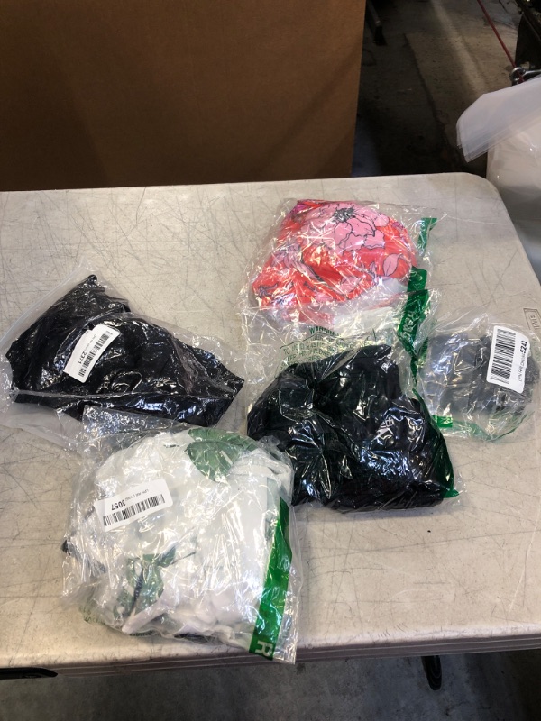 Photo 1 of 5pc bag of miscellaneous clothing items
