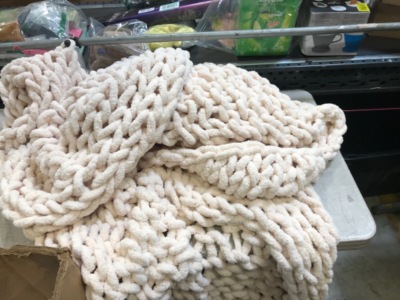 Photo 1 of adyrescia knitted blanket
