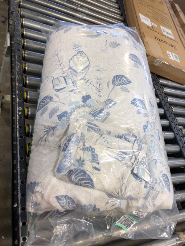 Photo 1 of COMFORTER WHITE AND BLUE
SIZE UNKNOWN