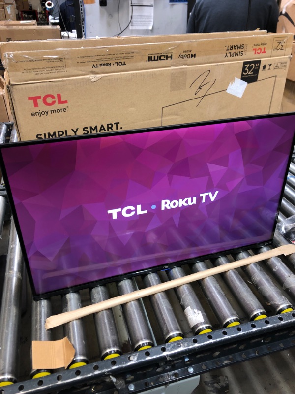 Photo 4 of TCL 32" Class 3-Series Full HD 1080p LED Smart Roku TV - 32S359,Black
