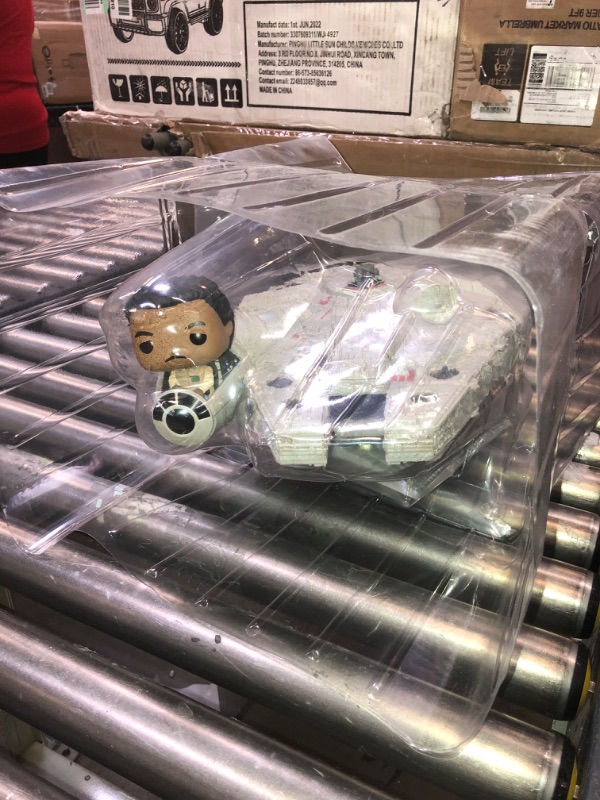 Photo 2 of Funko Pop! Ride Super Deluxe: Star Wars - Lando Calrissian in The Millenium Falcon (Shared Galactic Convention, Amazon Exclusive), Multicolor