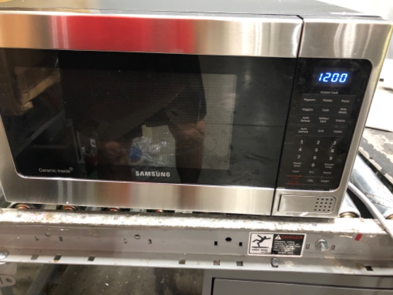 Photo 3 of **PARTS ONLY**
SAMSUNG 1.1 Cu Ft Countertop Microwave Oven w/ Grilling Element, Ceramic Enamel Interior Black w/ Mirror Finish