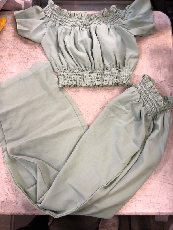 Photo 1 of girls crop top and pants set- green 
size-140
