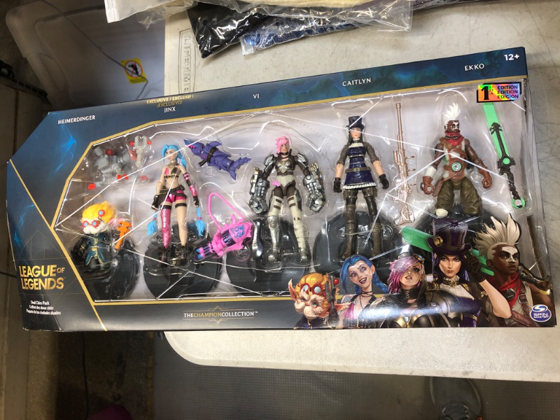 Photo 2 of Dual Cities Pack w/ Exclusive Jinx, Heimerdinger, Vi, Caitlyn, Ekko, 4-Inch Figures, Ages 12 and Up