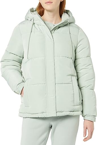 Photo 1 of Amazon Essentials Women's Water Repellent Recycled Polyester Sherpa Lined Hooded Puffer Jacket Medium