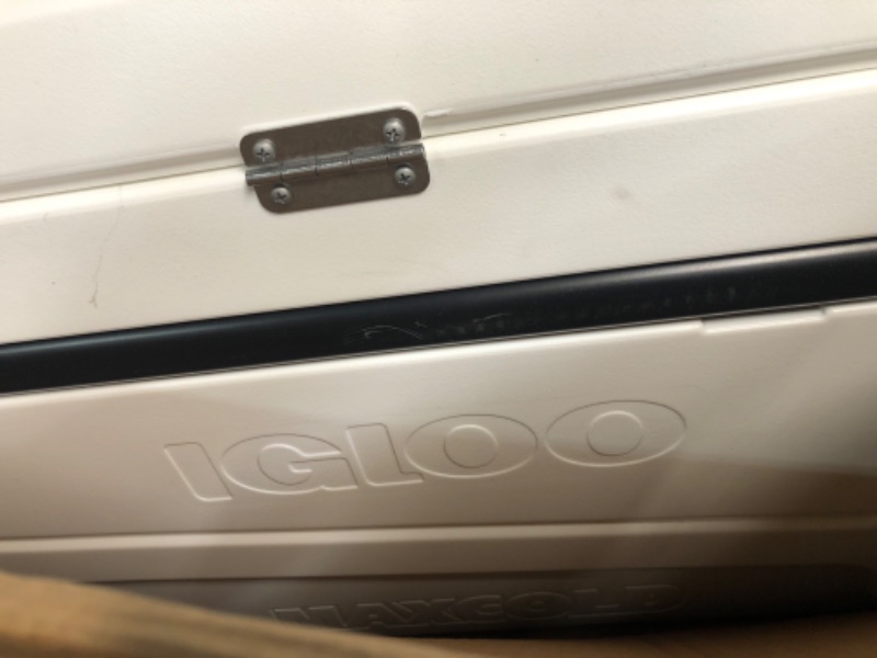 Photo 4 of ***ONE OF THE LATCHES IS BROKEN - SEE PICTURES***
Igloo Sportsman Heavy-Duty High Performance Hardsided Coolers 110 QT