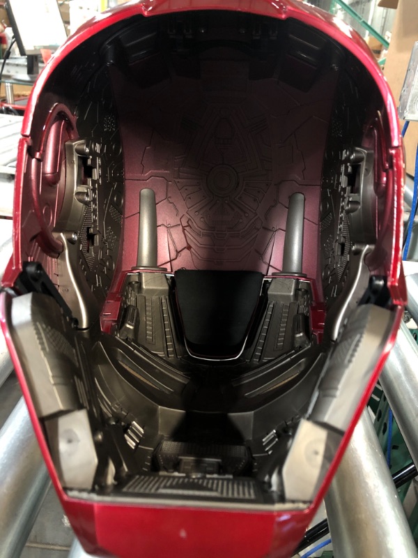 Photo 1 of Avengers Marvel Legends Iron Man Electronic Helmet - Multicolor