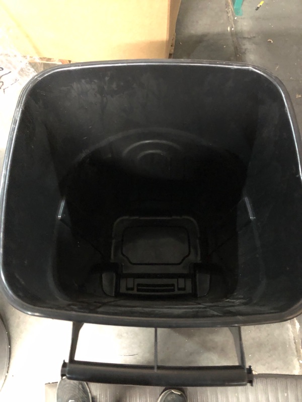 Photo 3 of (USED/No lid ) Blue Hawk 32-Gallon Black Plastic Wheeled Trash Can with Lid | TI00670