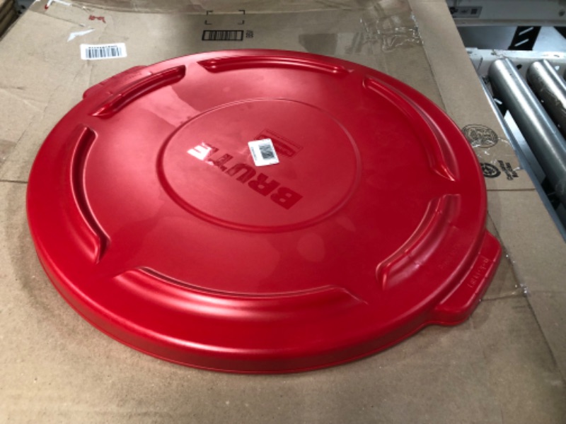 Photo 2 of (USED) Rubbermaid Commercial Products FG263100RED BRUTE Heavy-Duty Round Trash/Garbage Lid, 32-Gallon, Red (Lid only included) Red 32 Gallon Lid
