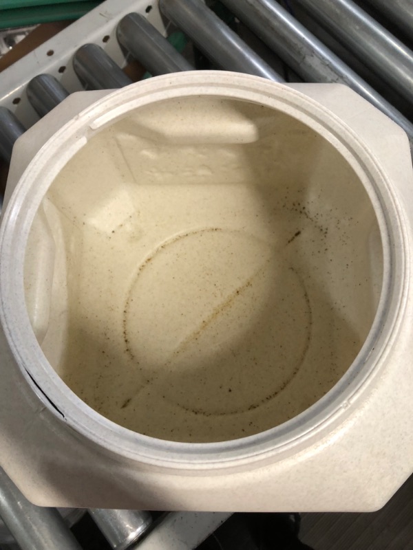 Photo 1 of ** CLEAN BEFORE USING IT** Vittles Vault Airtight Square Pet Food Container