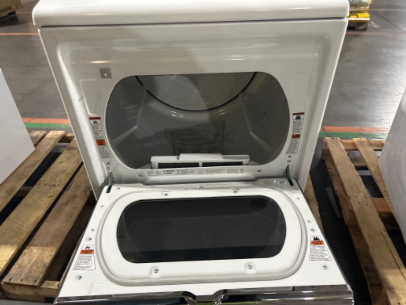 Photo 6 of Maytag Smart Capable 7.4-cu ft Hamper DoorSmart Gas Dryer (White)