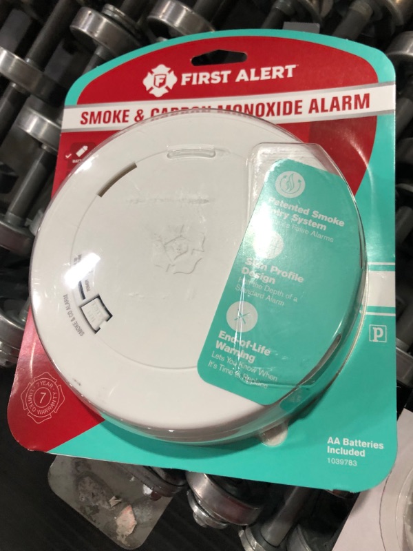 Photo 3 of First Alert 7771140 Smoke Co Alarm Batt Only Round