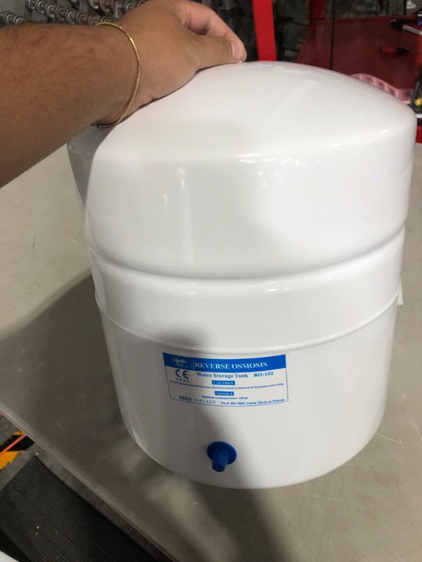 Photo 4 of (USED AND DMAGED) iSpring T55M 5.5 Gallon Residential Pre-Pressurized Water Storage Tank for Reverse Osmosis (RO) Systems , White 5.5 Gallons