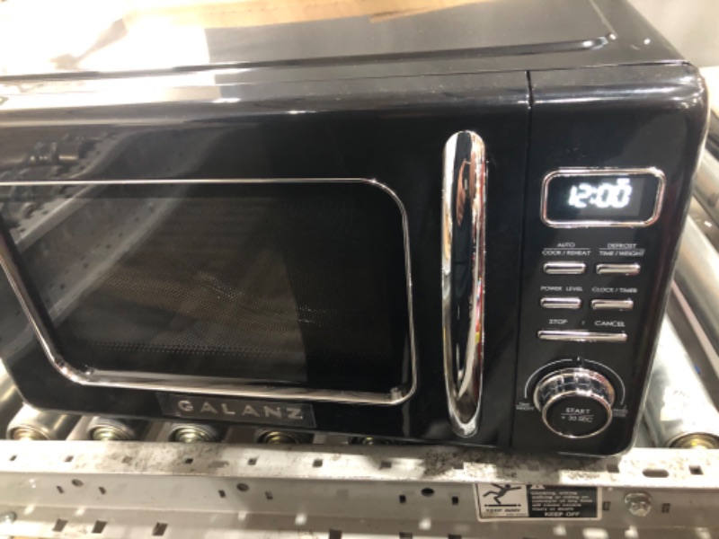 Photo 4 of 0.9 cu. ft. 900-Watt Retro Countertop Microwave in Black