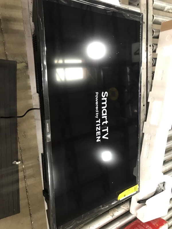 Photo 2 of SAMSUNG 40-inch Class LED Smart FHD TV 1080P (UN40N5200AFXZA, 2019 Model)