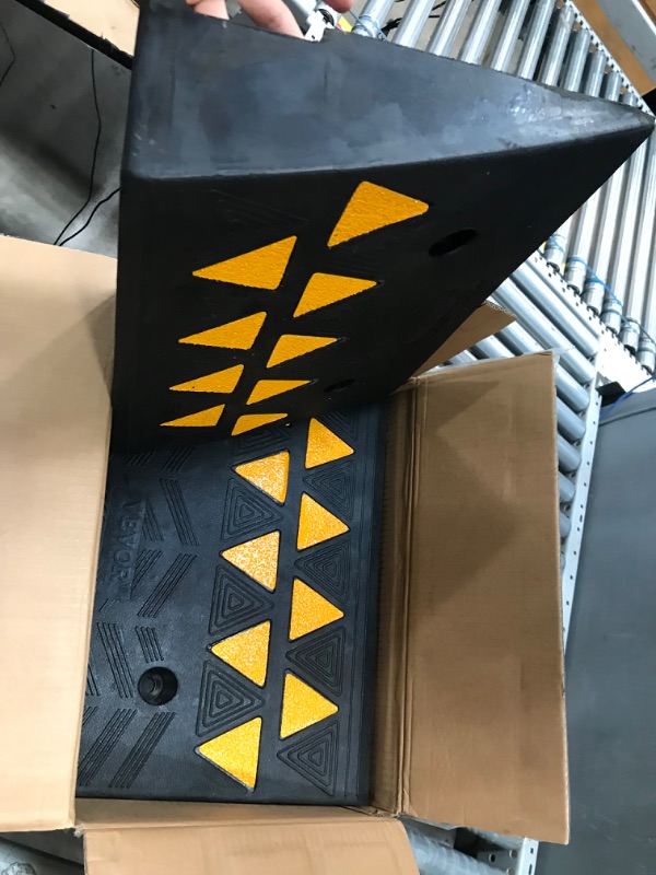 Photo 1 of VEVOR Rubber Curb Ramp 6" 