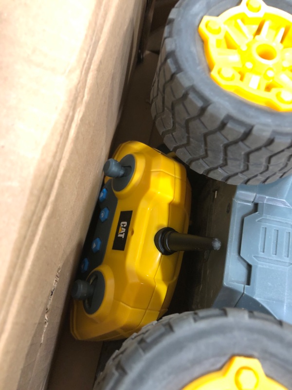 Photo 3 of **MISSING CHARGER**
Cat Construction Massive Mover Dump Truck - Remote Control Truck , RC truck