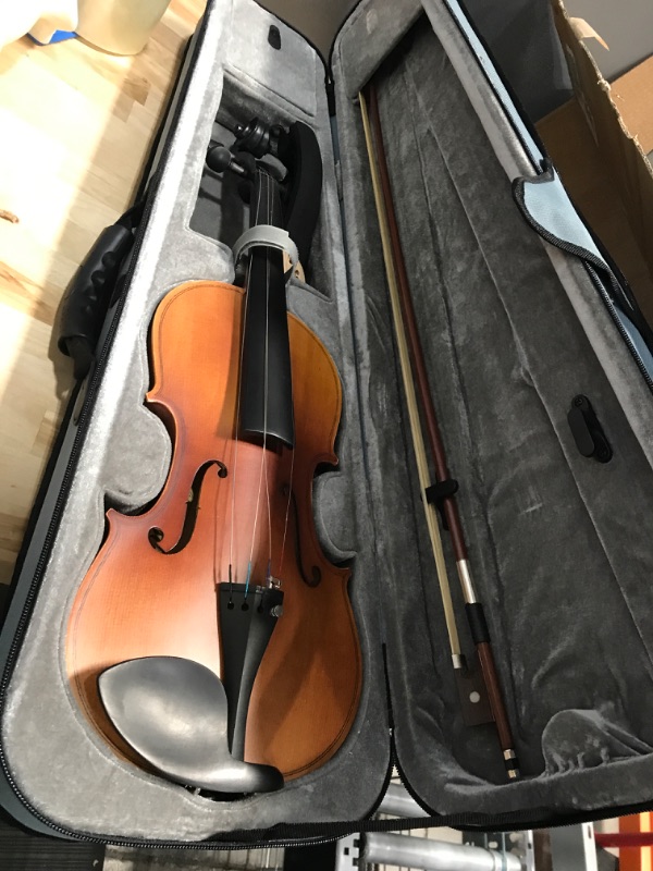 Photo 2 of * needs to be tuned * no instruction manual *
Asmuse 4/4 Violin Set Solid Wood with Rosin Tuner Shoulder Rest Wipe Bow Instruction Manual?Black?