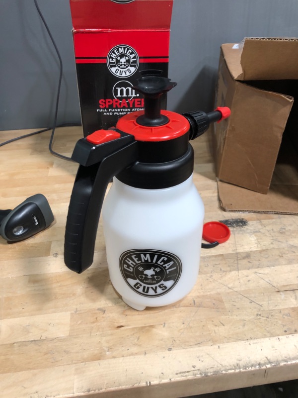 Photo 2 of ****HANDLE BROKEN SEE PHOTOS****

Chemical Guys ACC503 Mr. Sprayer Full Function Pressure Atomizer & Pump Sprayer for Home, Garden and Car Detailing & Washing (50 oz Bottle) Mister + Sprayer