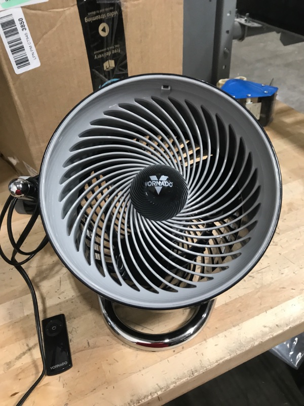 Photo 4 of ***NEW *** TESTED*** FUNCTIONAL***

Vornado Pivot6 Whole Room Air Circulator Fan with 4 Speeds, Remote Control, Rotating Axis Pivot6 Air Circulator Fan