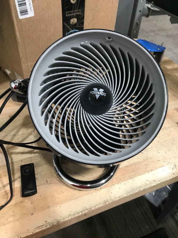 Photo 2 of ***NEW *** TESTED*** FUNCTIONAL***

Vornado Pivot6 Whole Room Air Circulator Fan with 4 Speeds, Remote Control, Rotating Axis Pivot6 Air Circulator Fan